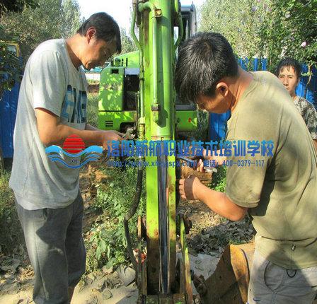新航挖掘机学校破碎锤训练